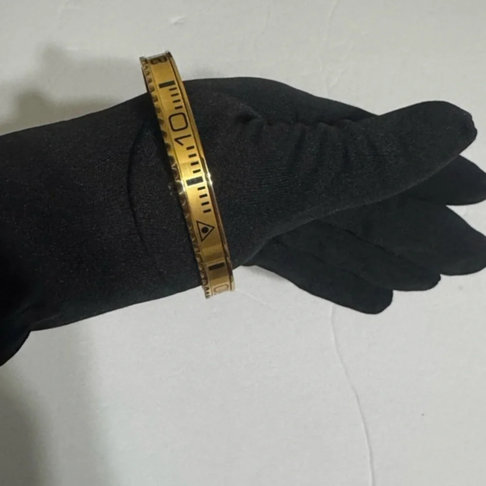 Fashion Jewelry Gold-Plated Roman Numerals Cuff-Bracelet (UNISEX)